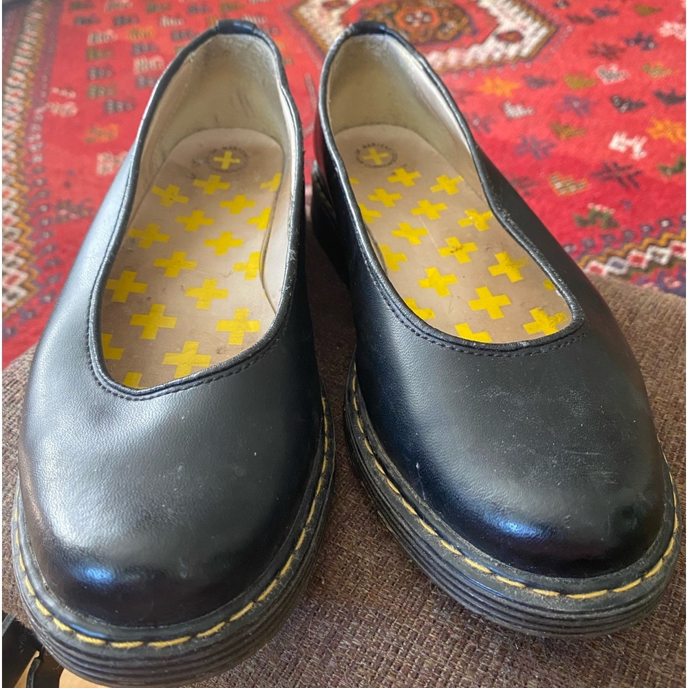 Women’s size 40 dr. Marten. Vintage. Barely worn. Almost perfect condition.